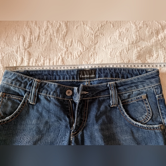 Calvin Klein blue jeans low rise, straight leg, size 8, unique back pockets - Picture 15 of 16